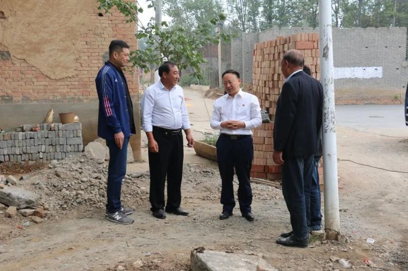 扶貧路上  攜手同行——弘義集團黨委書記、董事長張秀峰一行 到定點幫扶村調(diào)研